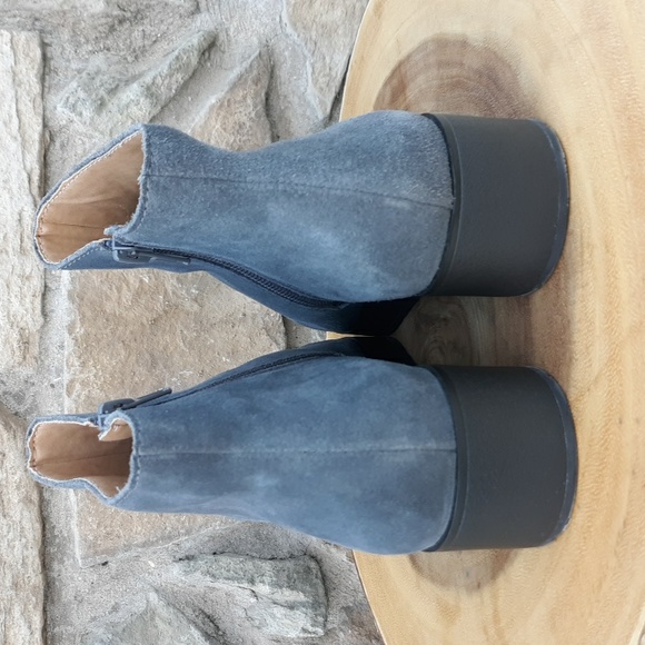 EUC LUCKY BRAND KARMEYA GREY SUEDE ANKLE BOOTS - Picture 4 of 10